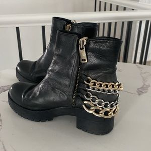 ⚫️ Vince Camuto ⚫️ black leather double zipper booties w/ gold + silver chains
